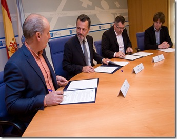 austin hernandez asina con representantes da federacion galega de caza e do club de pesca deportiva salmofoto: ana varela